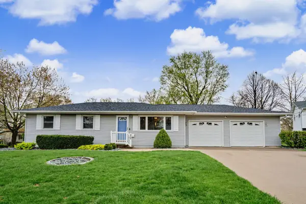 1935 Fairmeadows Court, Bettendorf, IA 52722