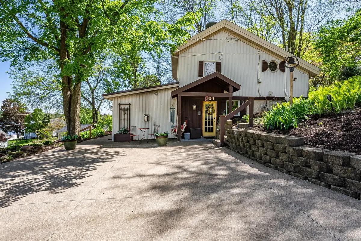 124 Oak Street, Le Claire, IA 52753 - #1
