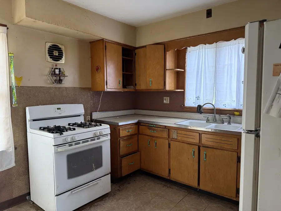 216 E Illinois Avenue, Aurora, IL 60505 - #2