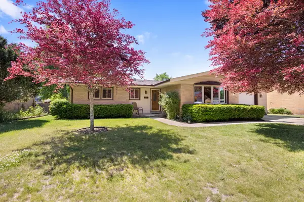 218 Gladys Avenue, Fox River Grove, IL 60021