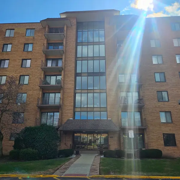 1717 W Crystal Lane #310, Mount Prospect, IL 60056