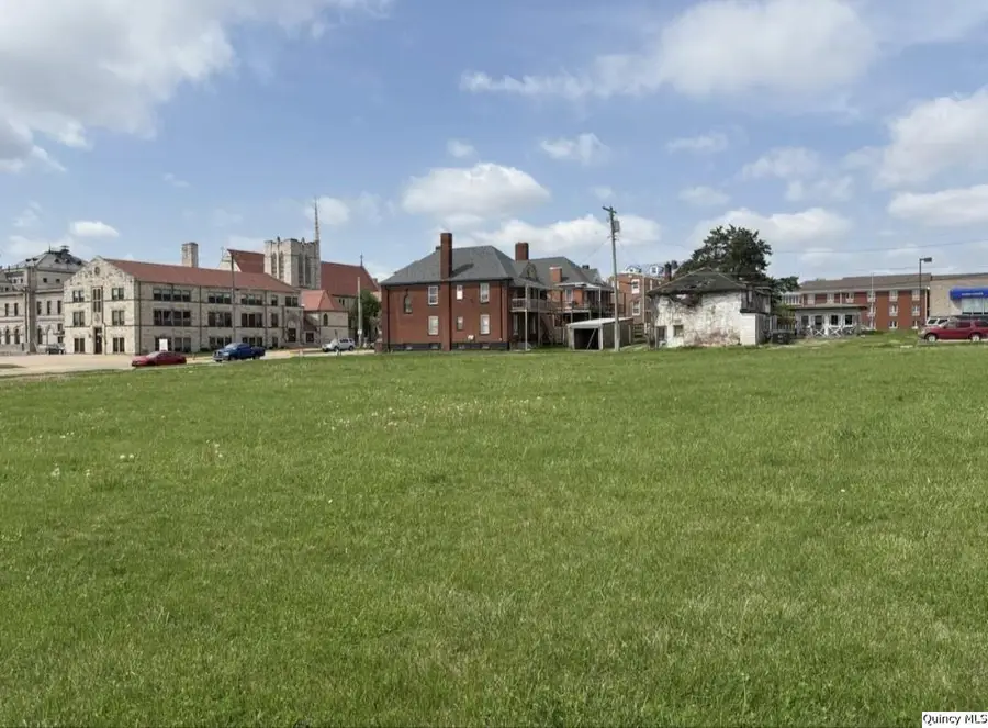 839 Vermont St, Quincy, IL 62301 - #3