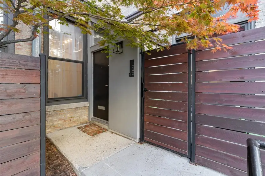 1242 W Fullerton Avenue #1M, Chicago, IL 60614 - #2