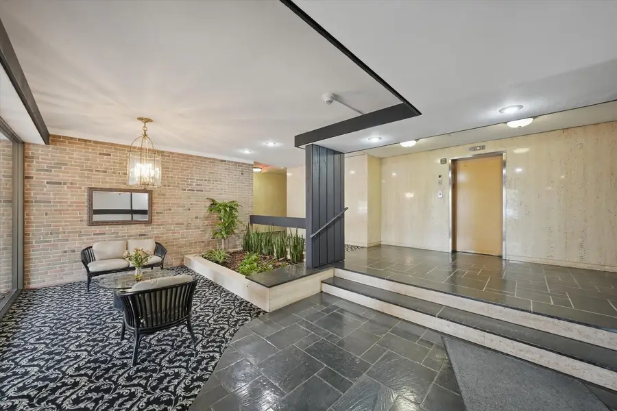 300 Claymoor Road #2E, Hinsdale, IL 60521 - #3