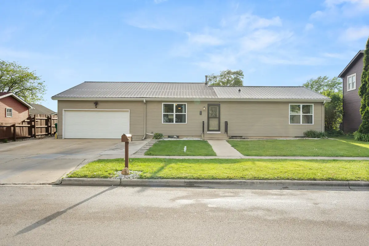 1605 Longwood Drive, Sycamore, IL 60178 - #1