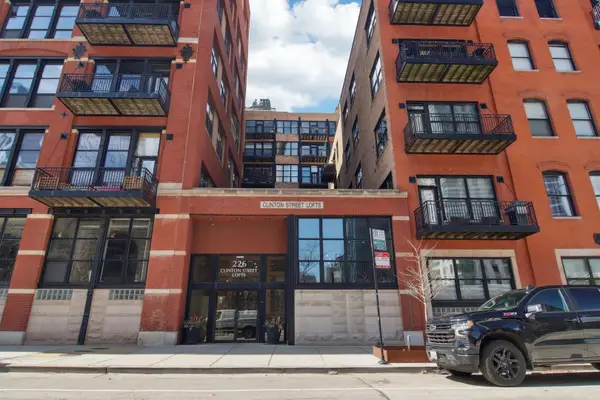 226 N Clinton Street #216, Chicago, IL 60661
