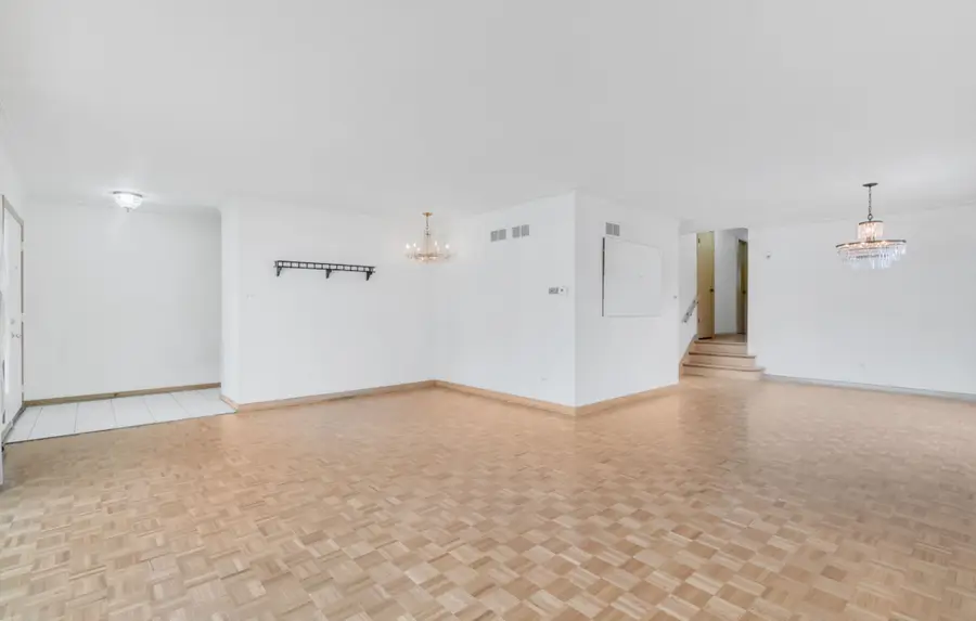 9712 S Kolmar Avenue, Oak Lawn, IL 60453 - #3