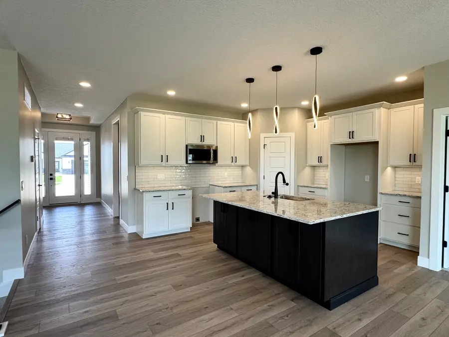 1413 Colonial Court, Eldridge, IA 52748 - #3