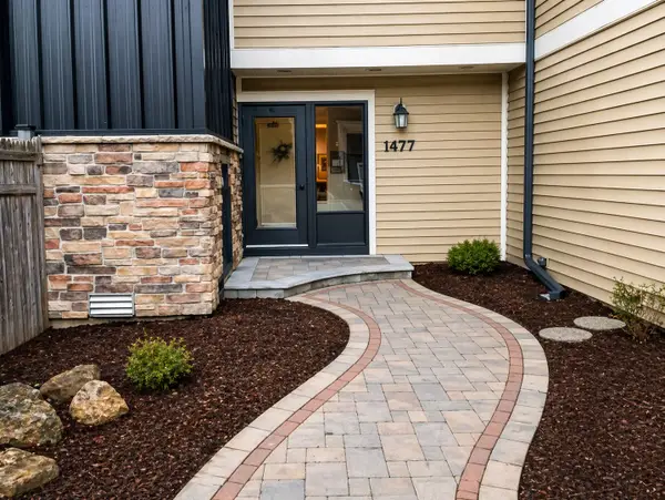 1477 S County Farm Road #1-1, Wheaton, IL 60189