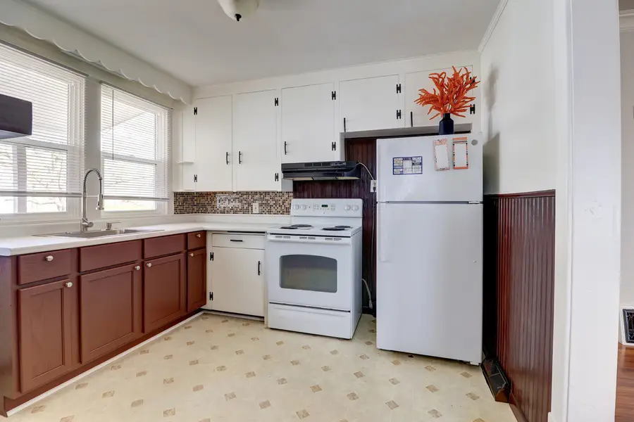 232 N 6th Street, Clinton, IA 52732 - #3