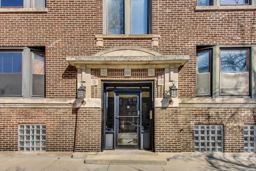 918 W Waveland Avenue #2E, Chicago, IL 60613 - #3