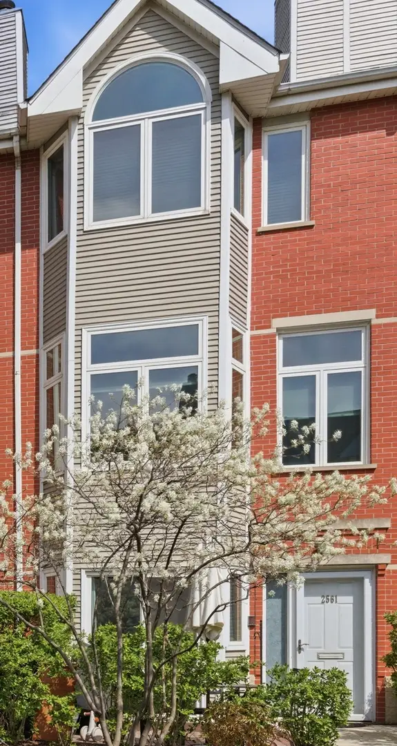 2561 N Greenview Avenue, Chicago, IL 60614