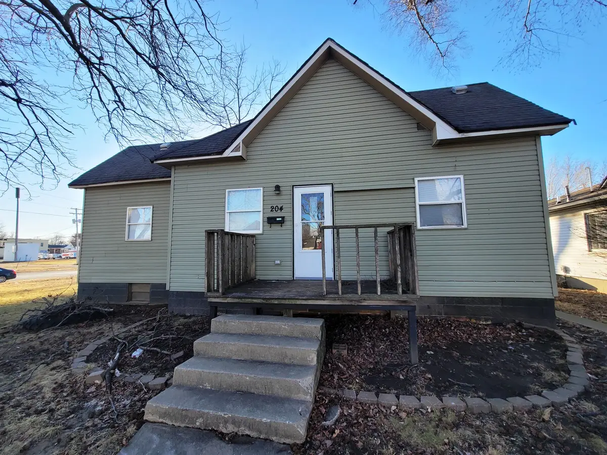 204 N Sycamore Street, Villa Grove, IL 61956 - #1