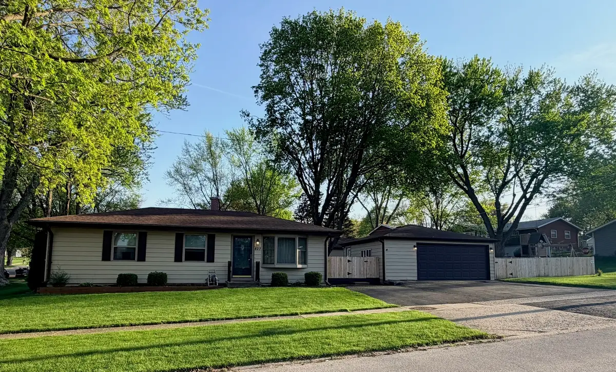 827 Sunbury Road, South Elgin, IL 60177 - #1