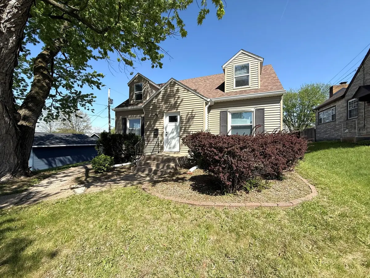 2325 N Marquette Street, Davenport, IA 52804 - #1