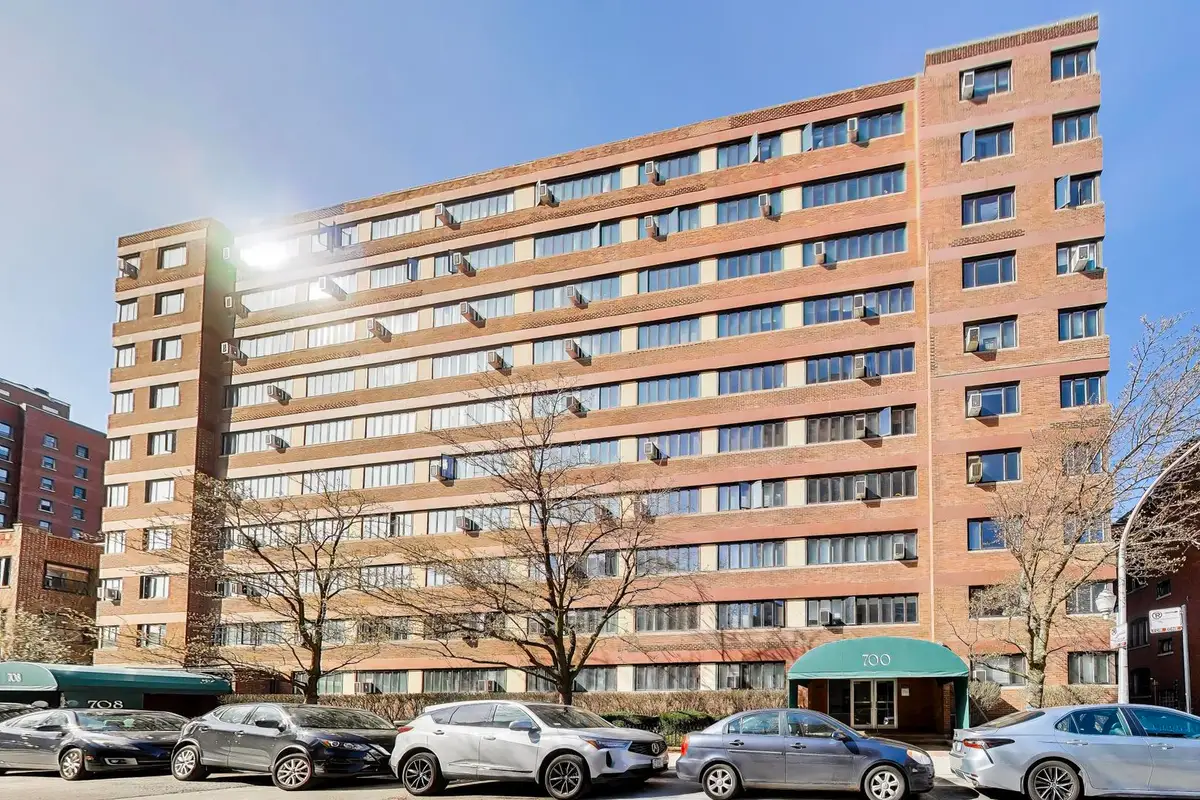 700 W Bittersweet Place #210, Chicago, IL 60613 - #1