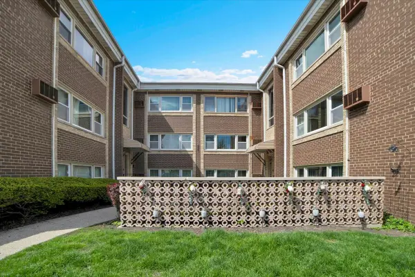 2257 Des Plaines Avenue #1NE, North Riverside, IL 60546