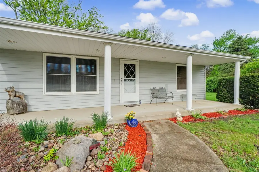 105 S Meadowhill Lane, Mahomet, IL 61853 - #3