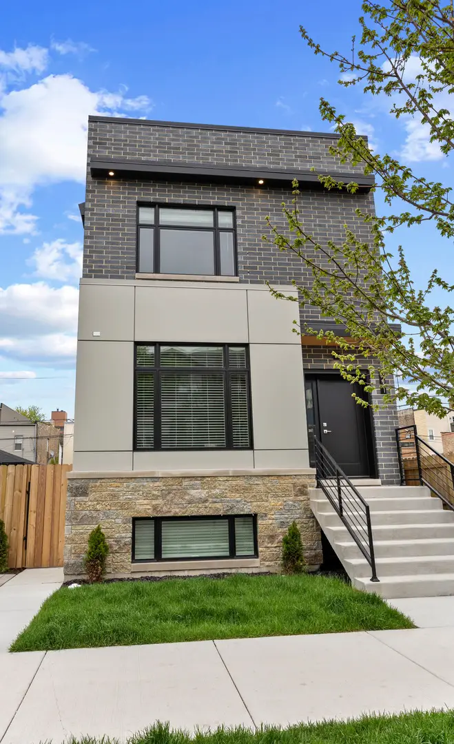 3231 S Shields Avenue, Chicago, IL 60616 - #2
