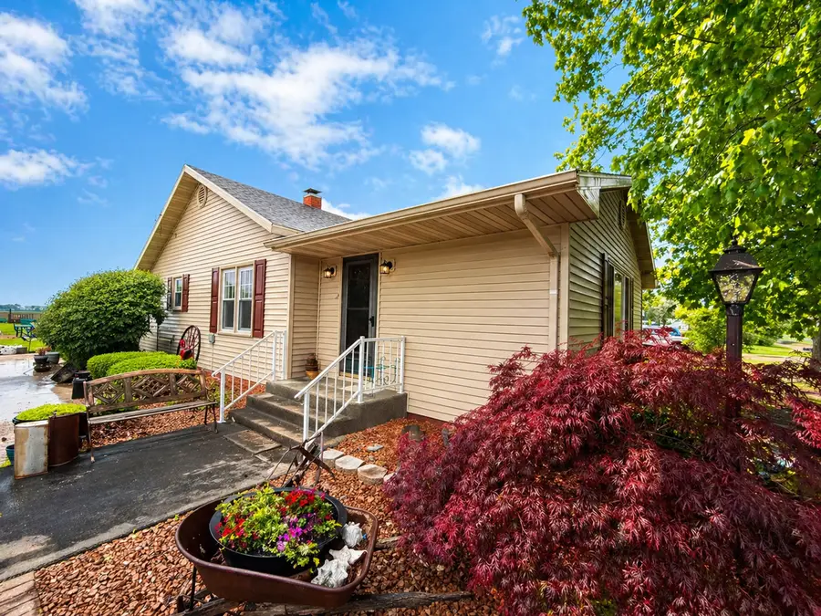 310 N Poplar Street, Farina, IL 62838 - #2
