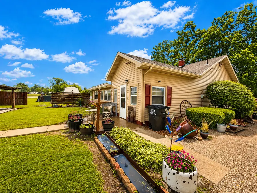 310 N Poplar Street, Farina, IL 62838 - #3