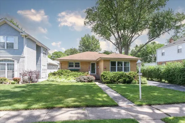 831 S Mitchell Avenue, Arlington Heights, IL 60005