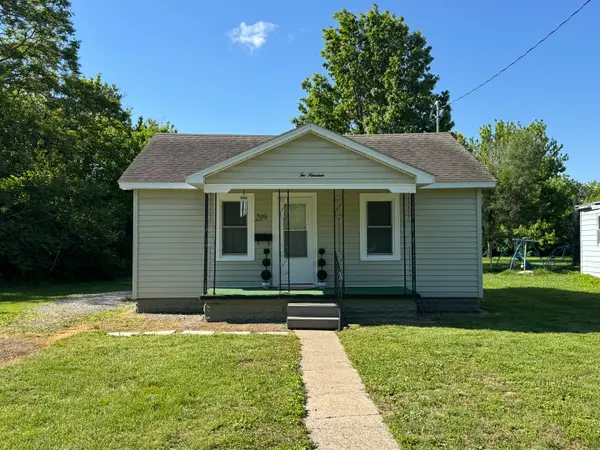 219 W 7th Street, Flora, IL 62839