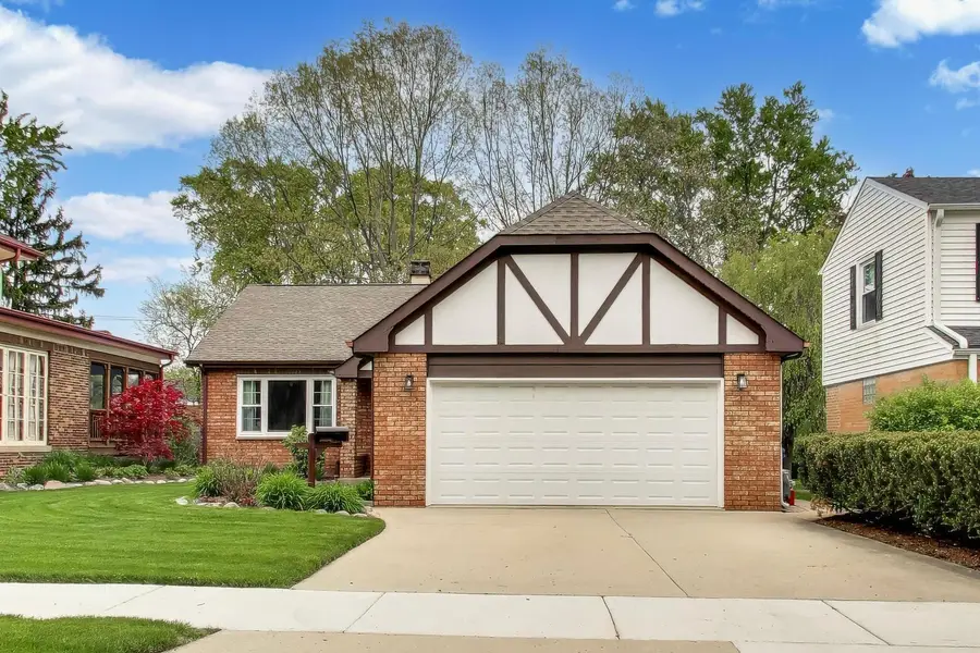 313 S Hi Lusi Avenue, Mount Prospect, IL 60056 - #2