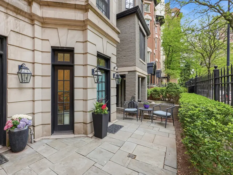 22 E Division Street #1, Chicago, IL 60610 - #3