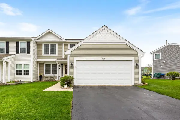 909 Fox Chase Dr Drive, Round Lake Beach, IL 60073