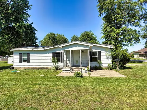 210 Park Avenue, Flora, IL 62839