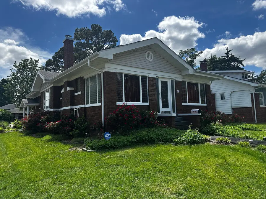 302 W 6th Street, Benton, IL 62812 - #3