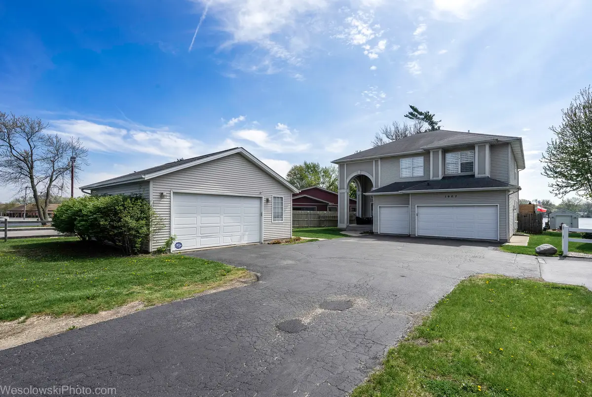 1907 E Grand Avenue, Lindenhurst, IL 60046 - #1
