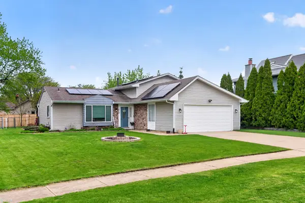 870 Pine Avenue W, Roselle, IL 60172
