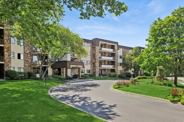 3350 N Carriageway Drive #303, Arlington Heights, IL 60004