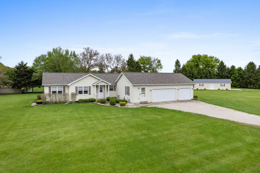 460 E Railroad Avenue, Leland, IL 60531 - #2