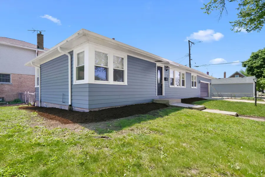 6207 W Eastwood Avenue, Chicago, IL 60630 - #2