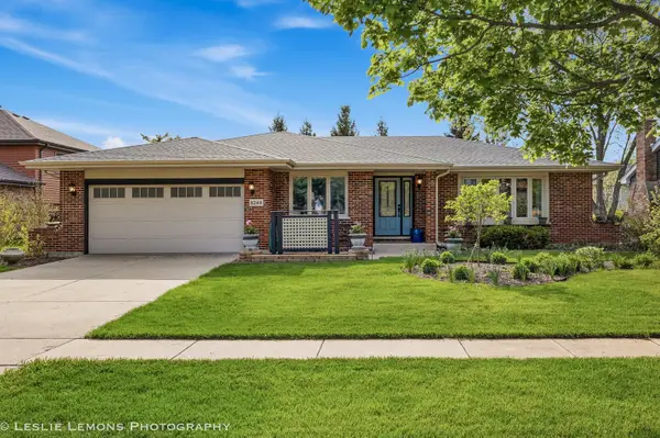 8248 Middlebury Avenue, Woodridge, IL 60517