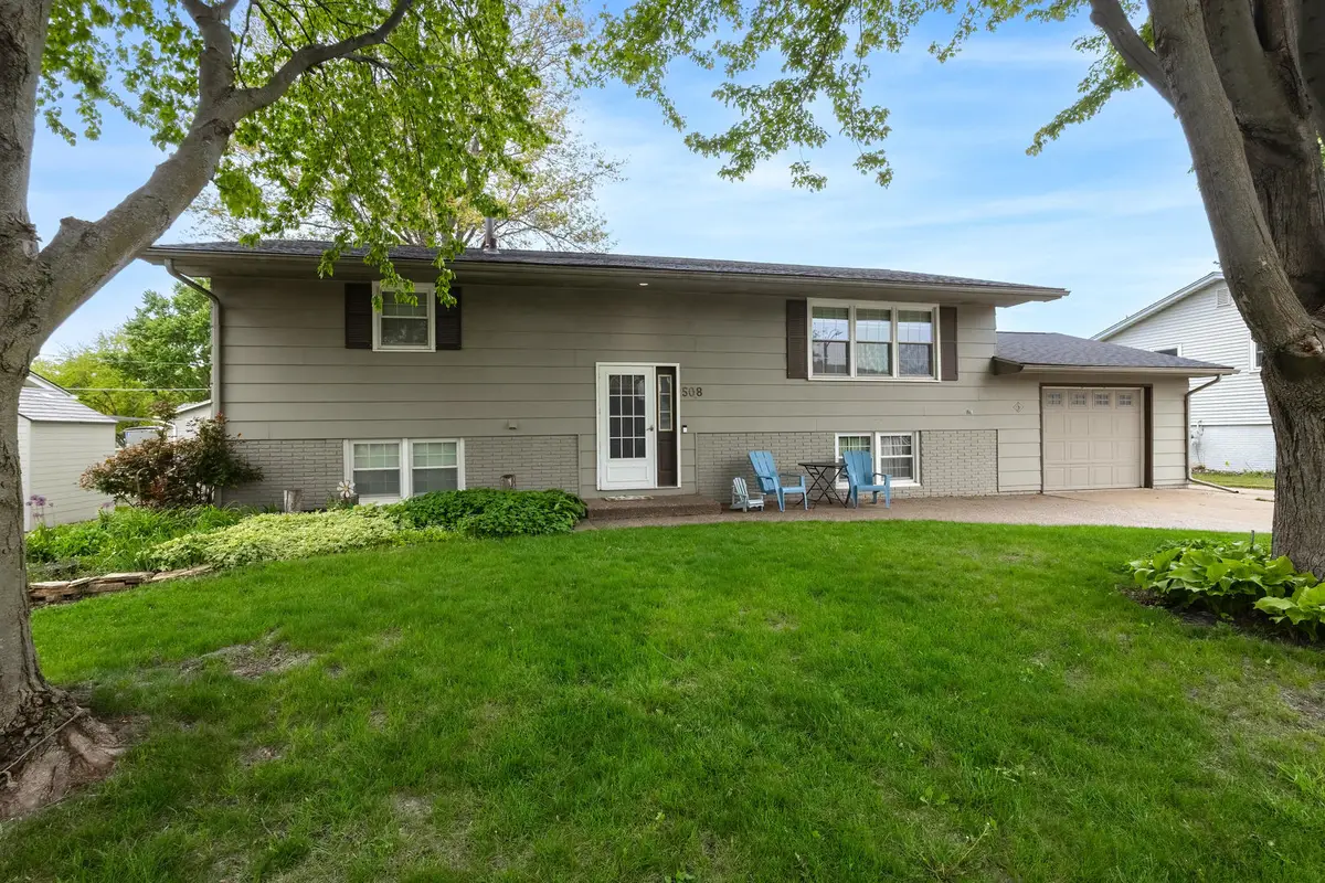 508 S 2nd Place, Eldridge, IA 52748 - #1