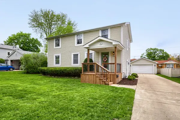 26 W Glenlake Avenue, Roselle, IL 60172