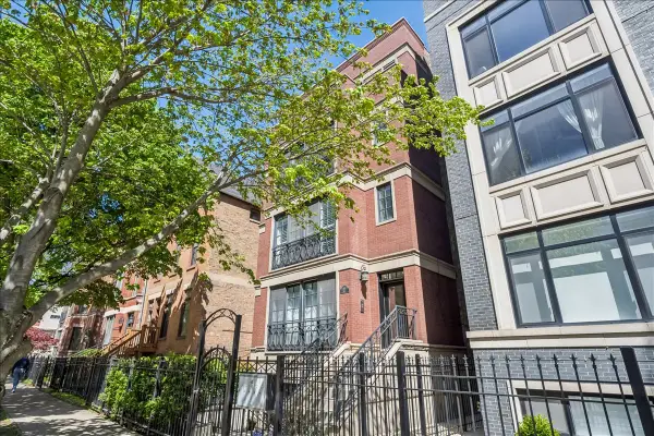 920 W Barry Avenue #4, Chicago, IL 60657