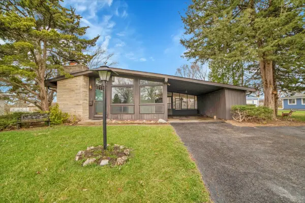 209 Sharon Lane, North Aurora, IL 60542