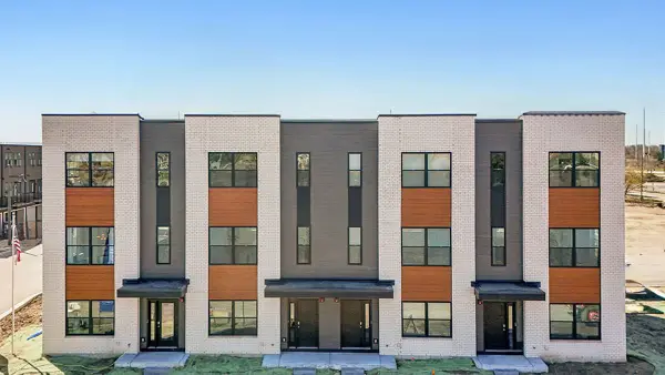 2225 Waters Edge Drive, Schaumburg, IL 60173