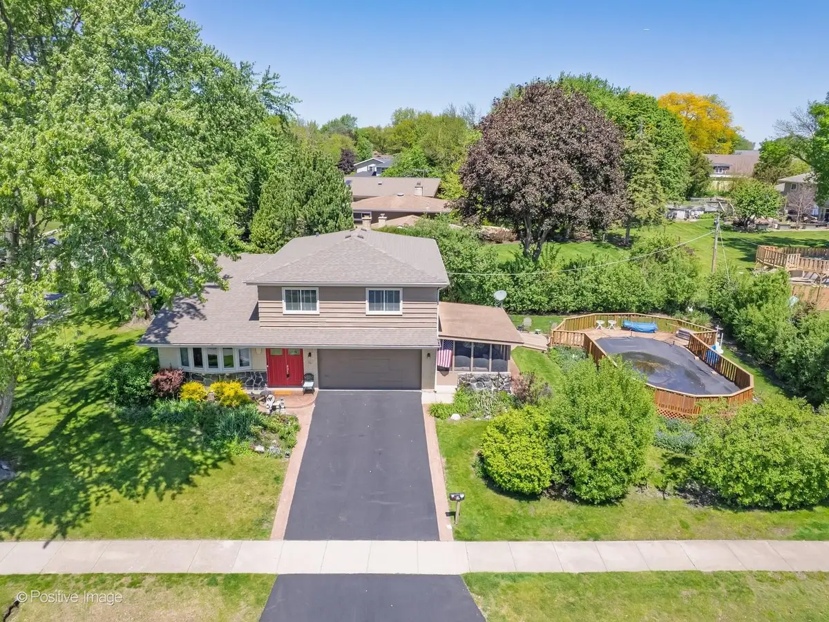534 E Foster Avenue, Roselle, IL 60172 - #1