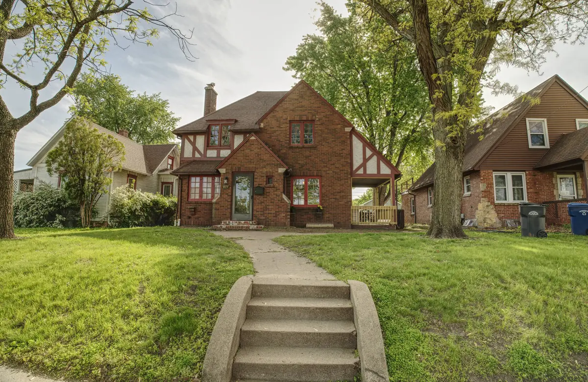 1015 N 2nd Street, Clinton, IA 52732 - #1