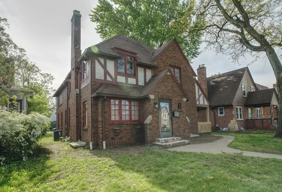 1015 N 2nd Street, Clinton, IA 52732 - #3