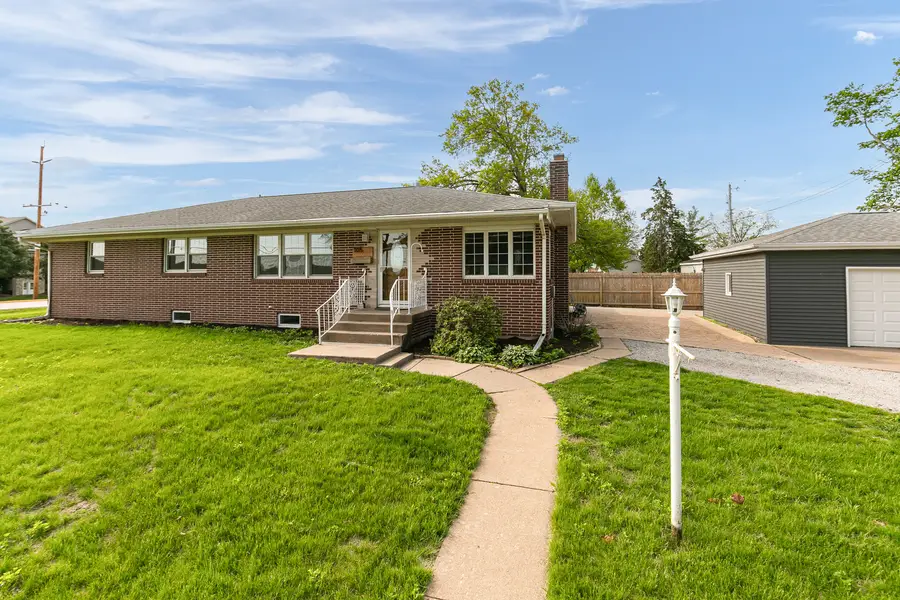 105 W Price Street, Eldridge, IA 52748 - #2