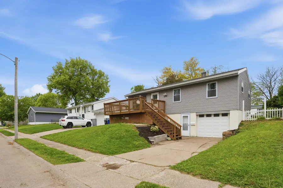 2218 N Hazelwood Avenue, Davenport, IA 52804 - #2