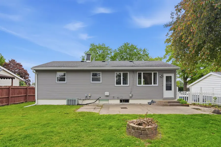 2218 N Hazelwood Avenue, Davenport, IA 52804 - #3