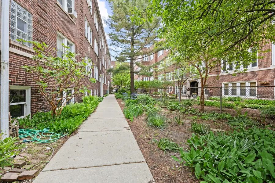 1221 W Jarvis Avenue #2, Chicago, IL 60626 - #2